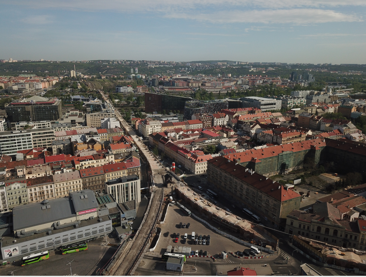 Rekonstrukce Negrelliho viaduktu - osazení nové ocelové konstrukce mostu nad ul. Prvního pluku